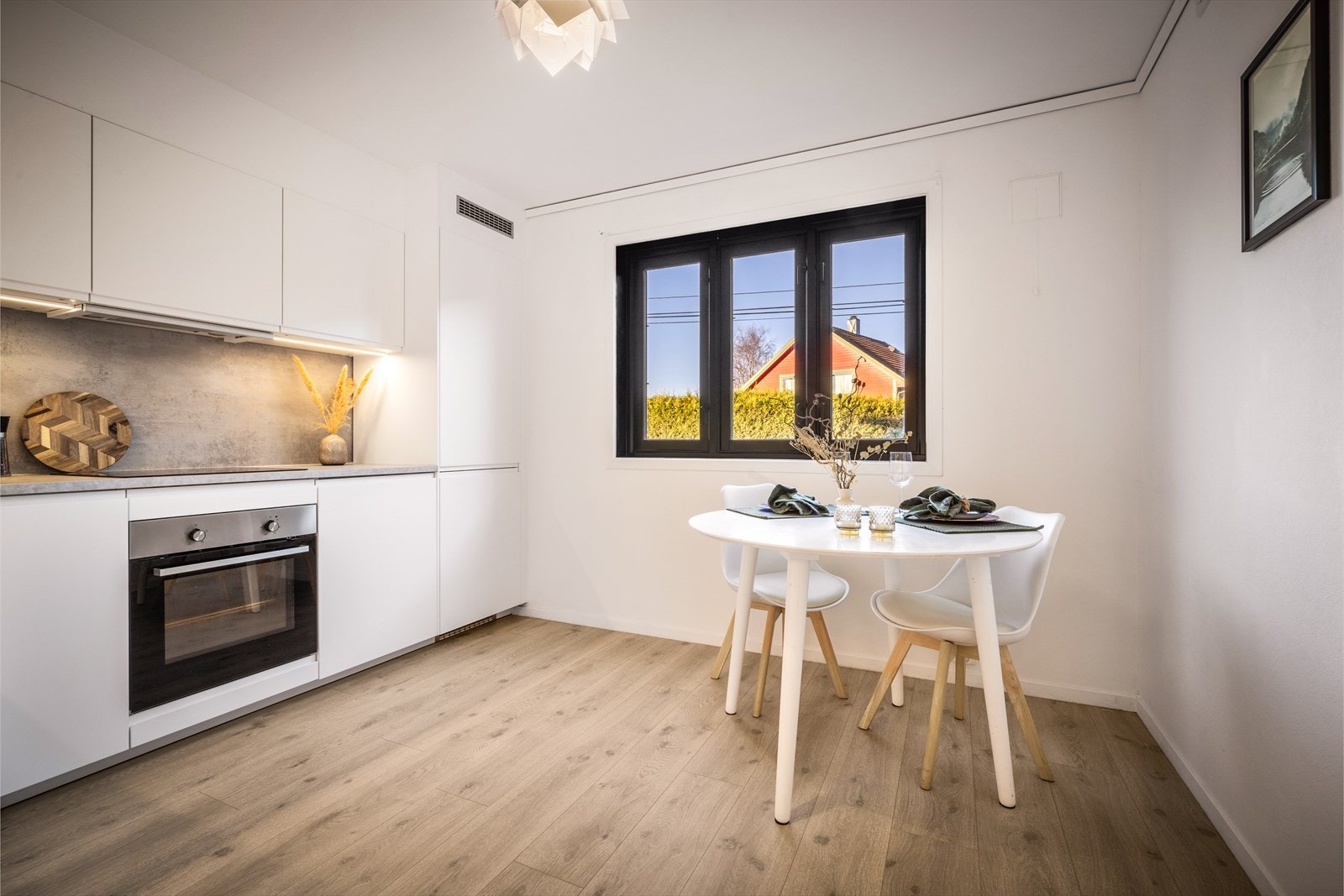 Kjøkkenet har god plass til spisebord eller kjøkkenbord Galleribilde