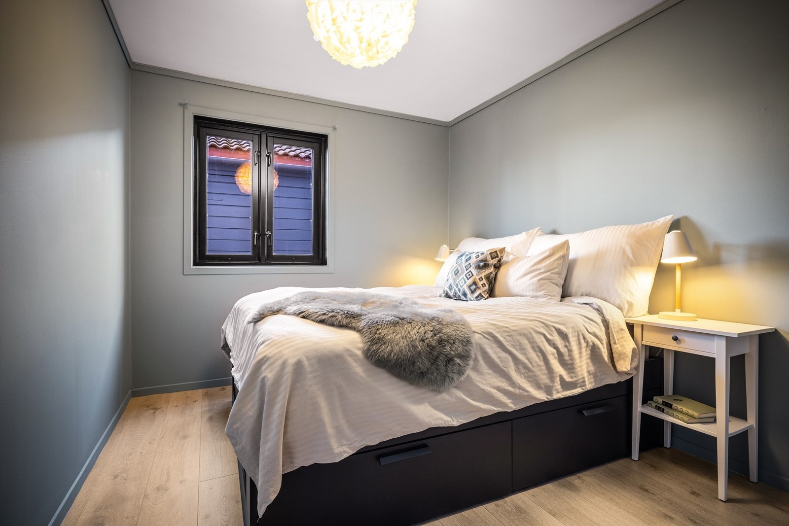 Hovedsoverommet ligger nær kjøkkenet, og vis á vis badet Galleribilde