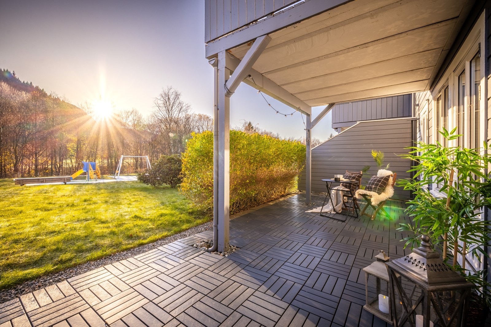 Dekk langbord til mange gjester på din private platting og nyt direkte adkomst til stor grønn plen for lek og avslapning. Galleribilde