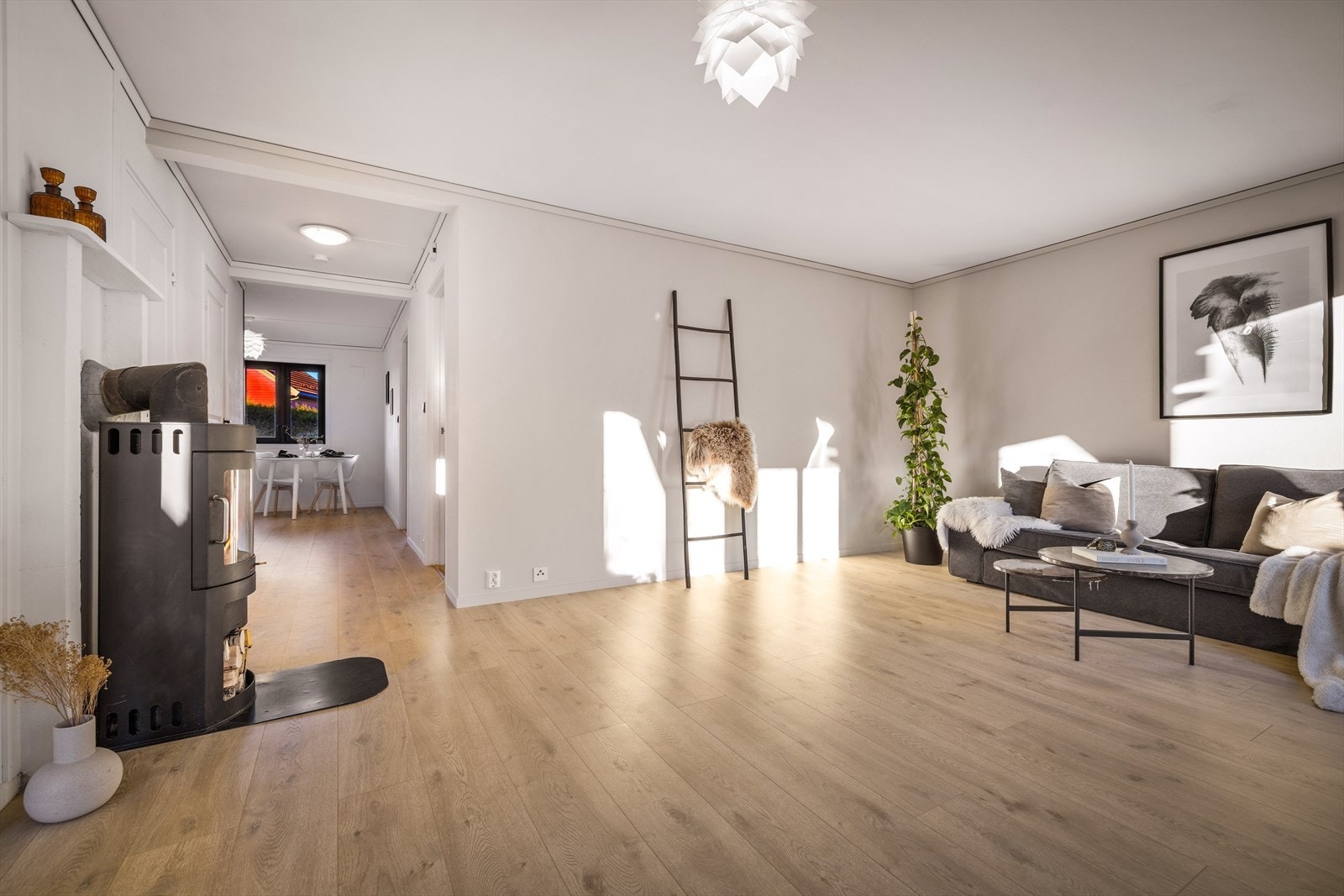 Det er fin sammenheng fra stuen til kjøkkenet og gjennomgående lys. Galleribilde