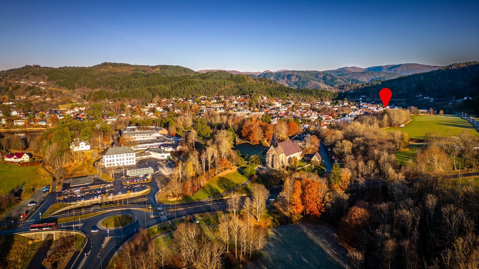 Fra Lagunen, kjør mot Krokeide, og ta inn til venstre etter Fana kirke. Galleribilde