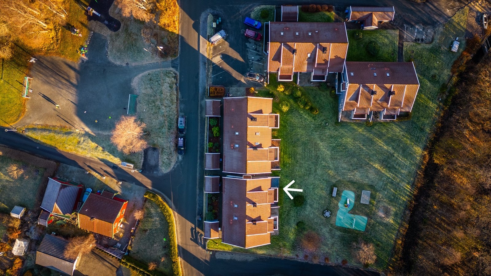 Parkeringsplassen (m/mulighet for el-billader) ligger i kort avstand fra ytterdøren Galleribilde