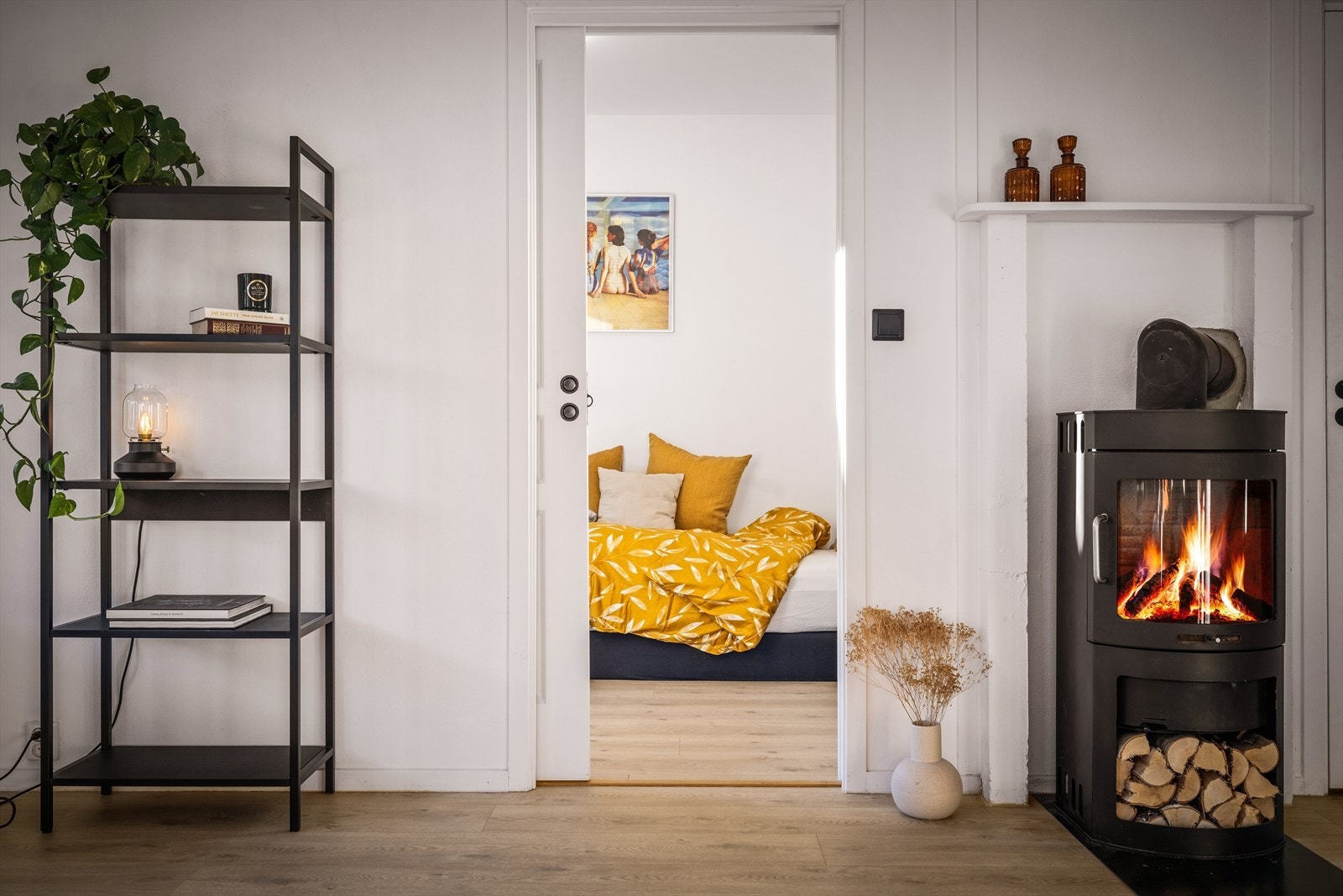 Stuen har skyvedør inn mot det minste soverommet. Galleribilde