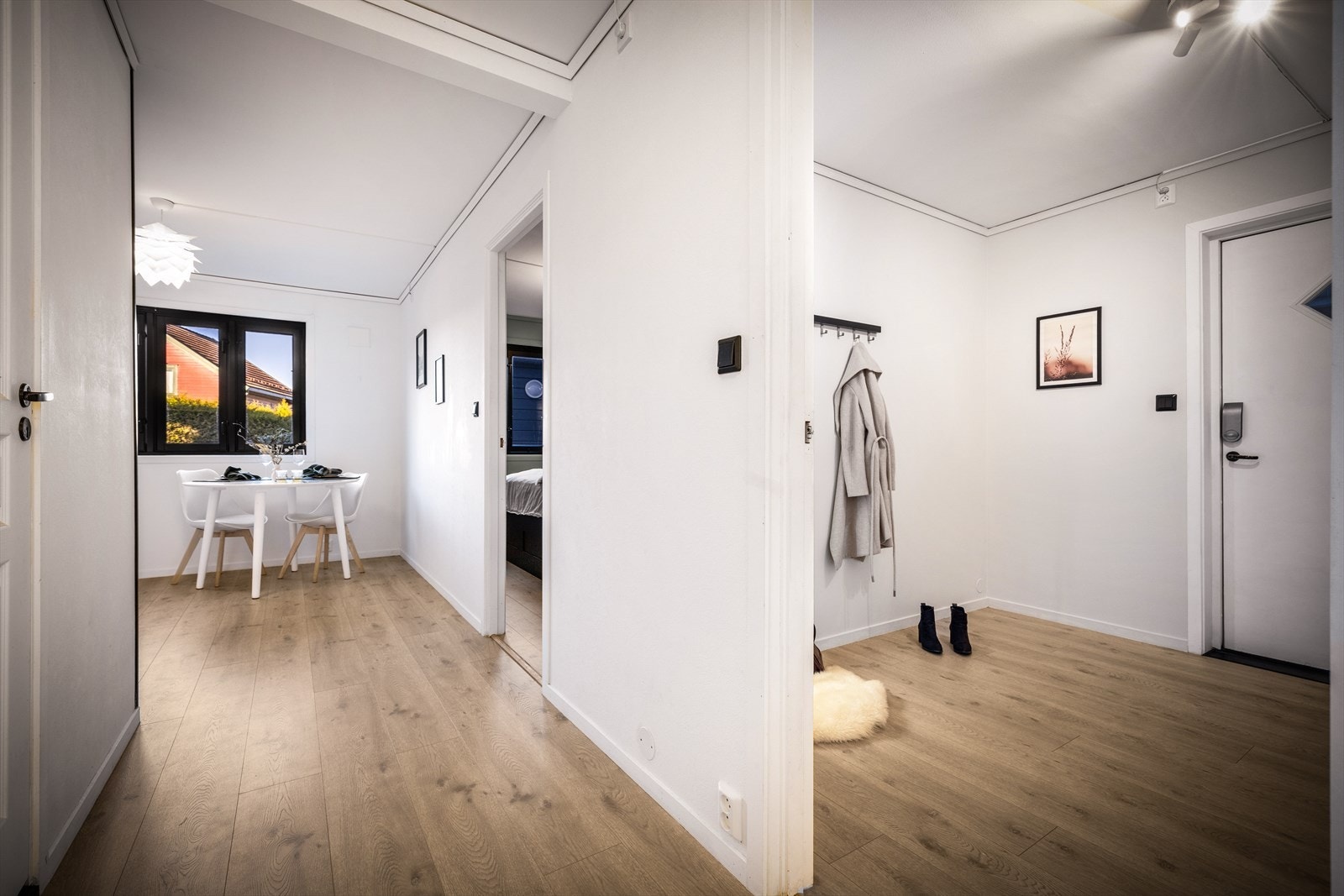 Stor éntre med plass til å sette inn garderobe. Galleribilde