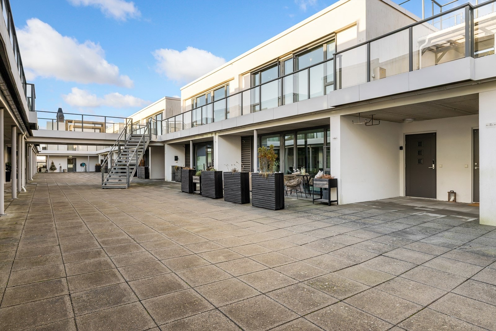 Her bor man særs lettstelt med alt man trenger i umiddelbar nærhet, og med kort gåavstand til Tønsberg sentrum! Galleribilde