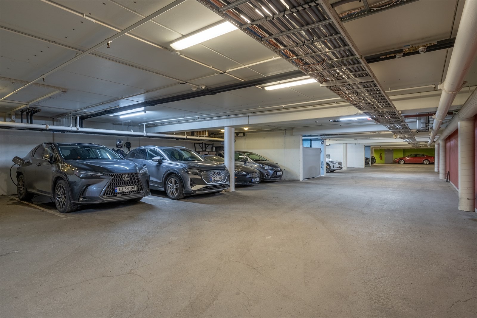 Leiligheten disponerer en parkeringsplass i garasjekjeller og 1 stk på uteparkering. Galleribilde