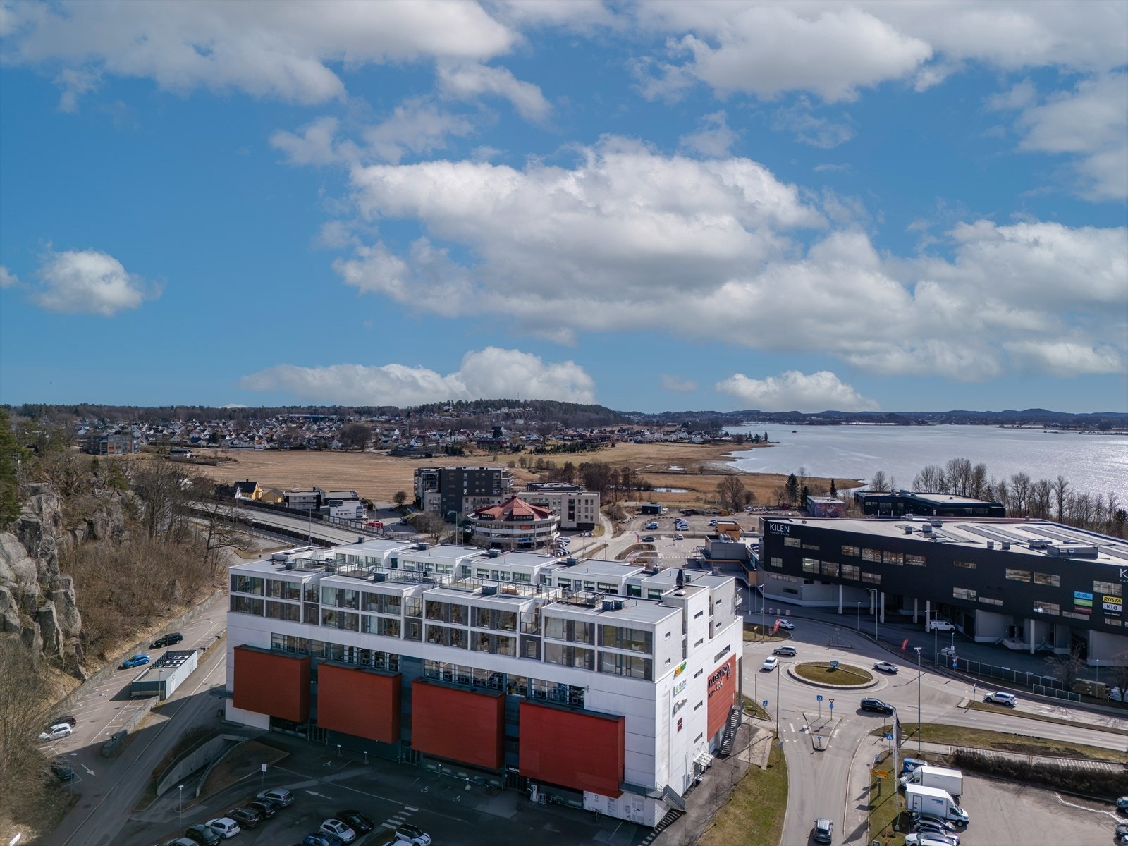 Det er kort avstand til Kilen næringsområde med mange av de store butikkjedene og rett over veien har det nylig åpnet et stort og fint senter med ytterligere butikker og Coop dagligvareforretning. Galleribilde