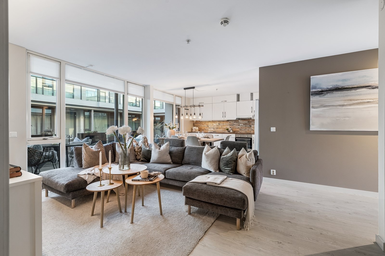 En innholdsrik og tiltalende andelsleilighet beliggende flott til i 5. etasje med heisadkomst! Galleribilde