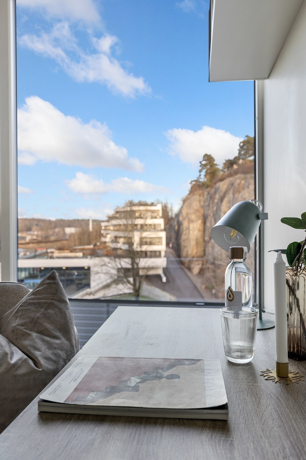 De store vindusflatene fra gulv til tak gir rikelig med naturlig dagslys og en unik utsikt utover omkringliggende omgivelser! Galleribilde