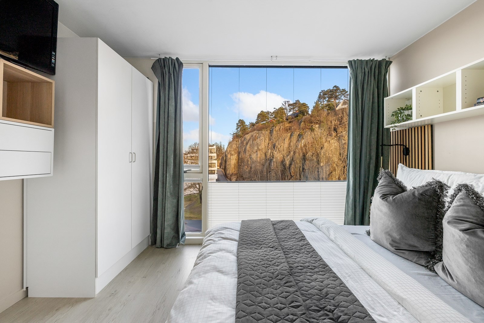 De store vindusflatene fra gulv til tak gir rikelig med naturlig dagslys og en unik utsikt utover omkringliggende omgivelser! Galleribilde