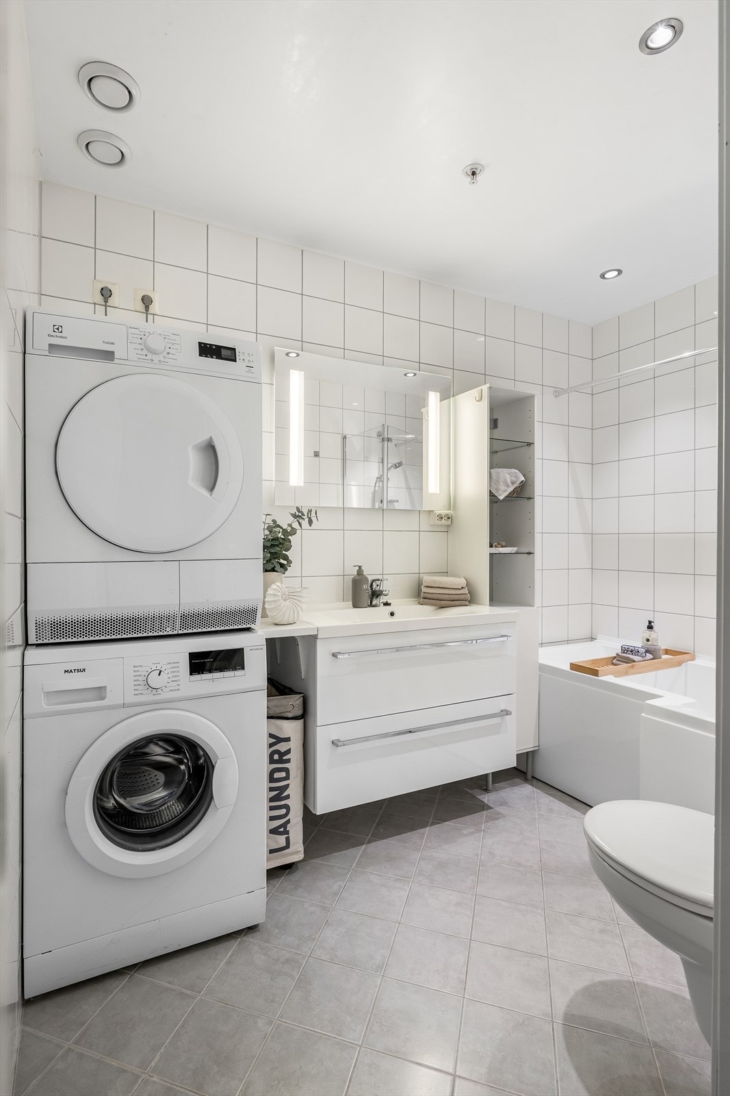 Det er to fine baderom i leiligheten. Galleribilde