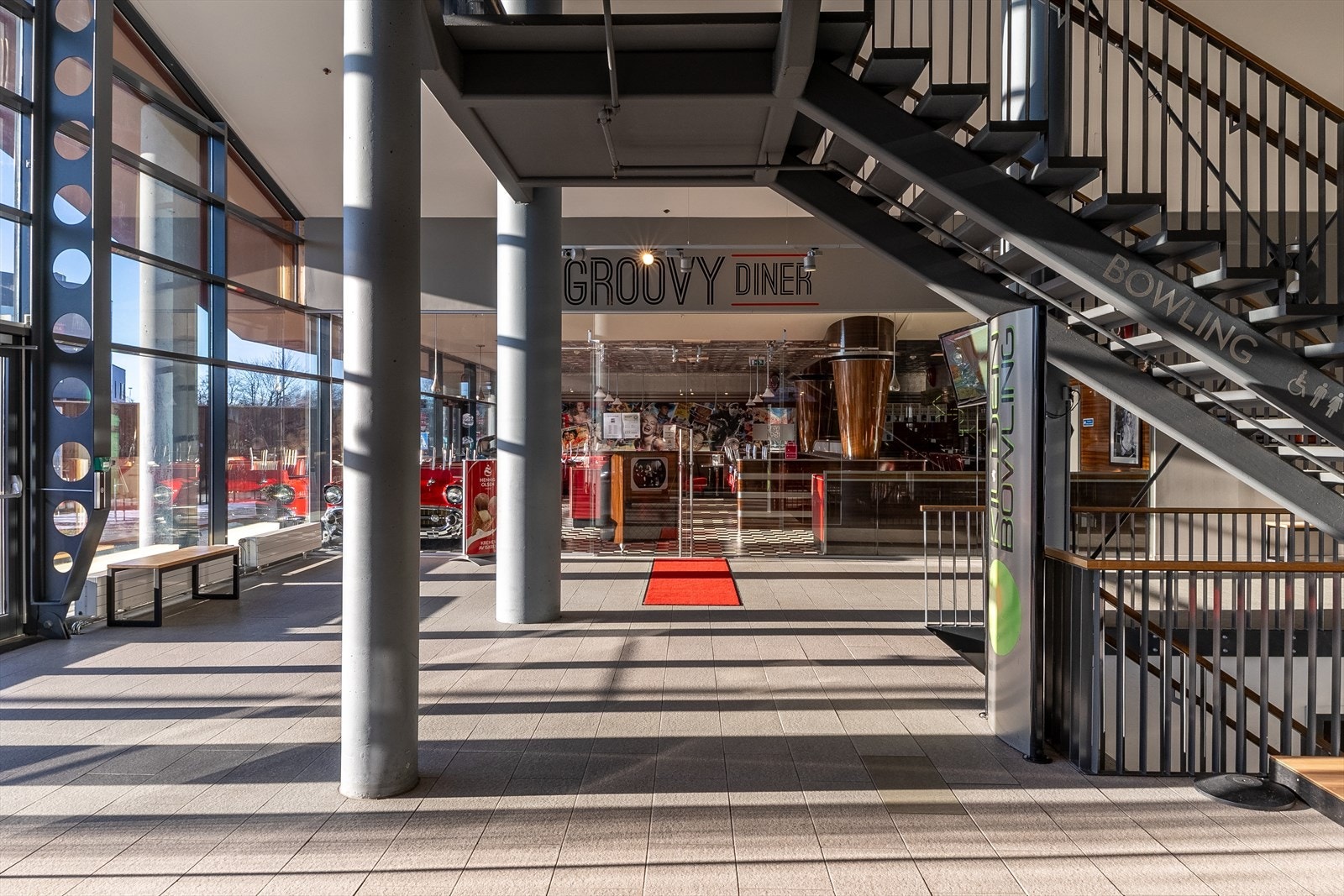 På Groovy Diner eller Subway er det gode muligheter til å få seg en matbit. Galleribilde