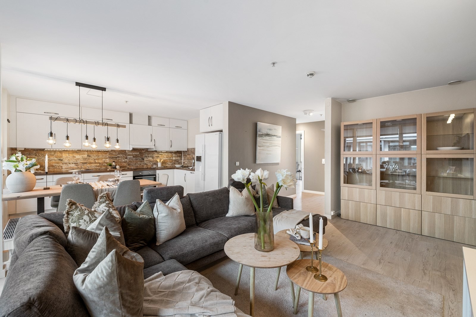 Fra kjøkkensonen er det også utgang til en romslig og lun uteplass som vender inn mot felles svalgang. Galleribilde