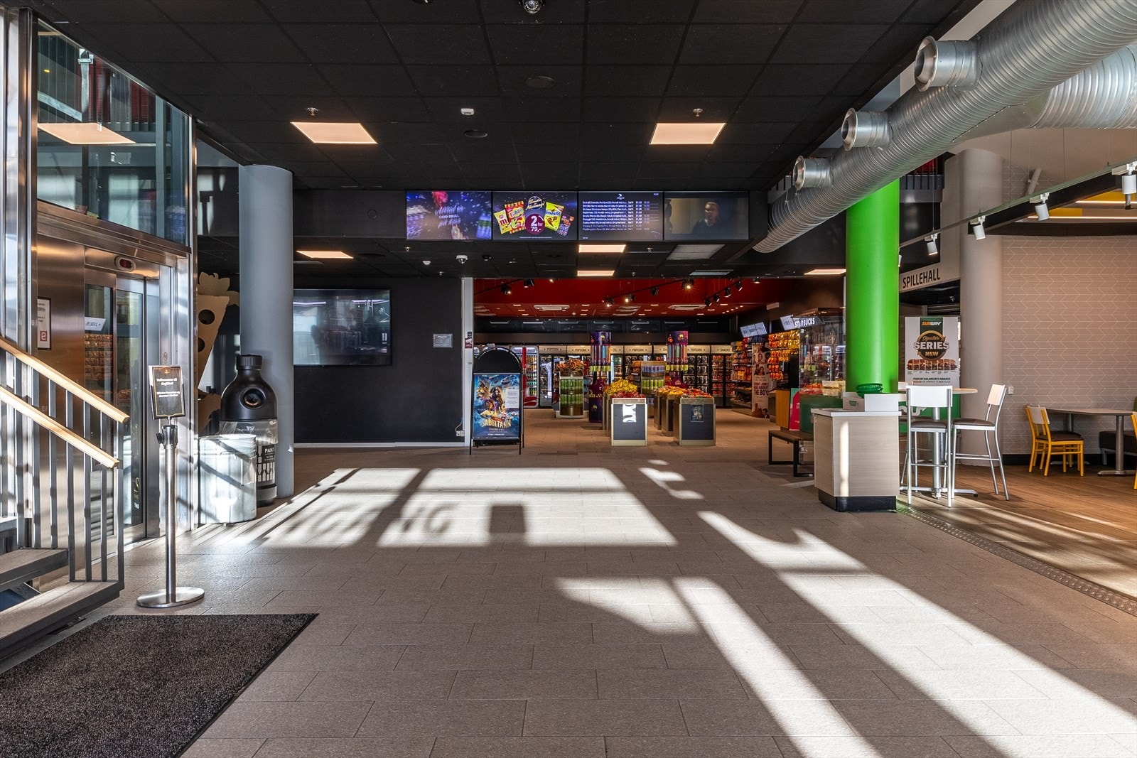Har man lyst til å skjemme bort barn eller barnebarn kan man bare ta heisen ned for å gå på kino, restaurant eller spille minigolf og bowling! Galleribilde