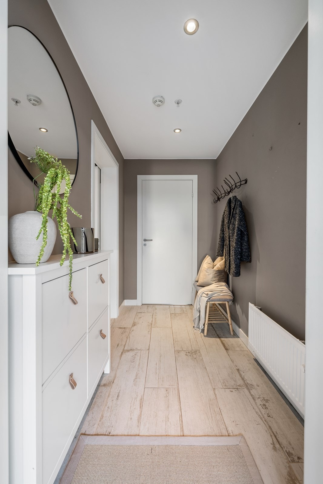 Fra felles svalgang kommer man kommer inn i en entre med god plass til oppbevaring av sko og ytterklær. Galleribilde