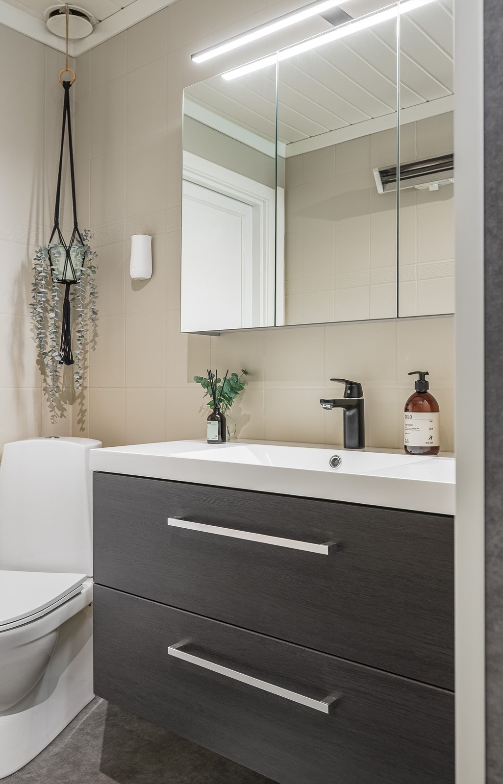 Speilskap med belysning. Galleribilde