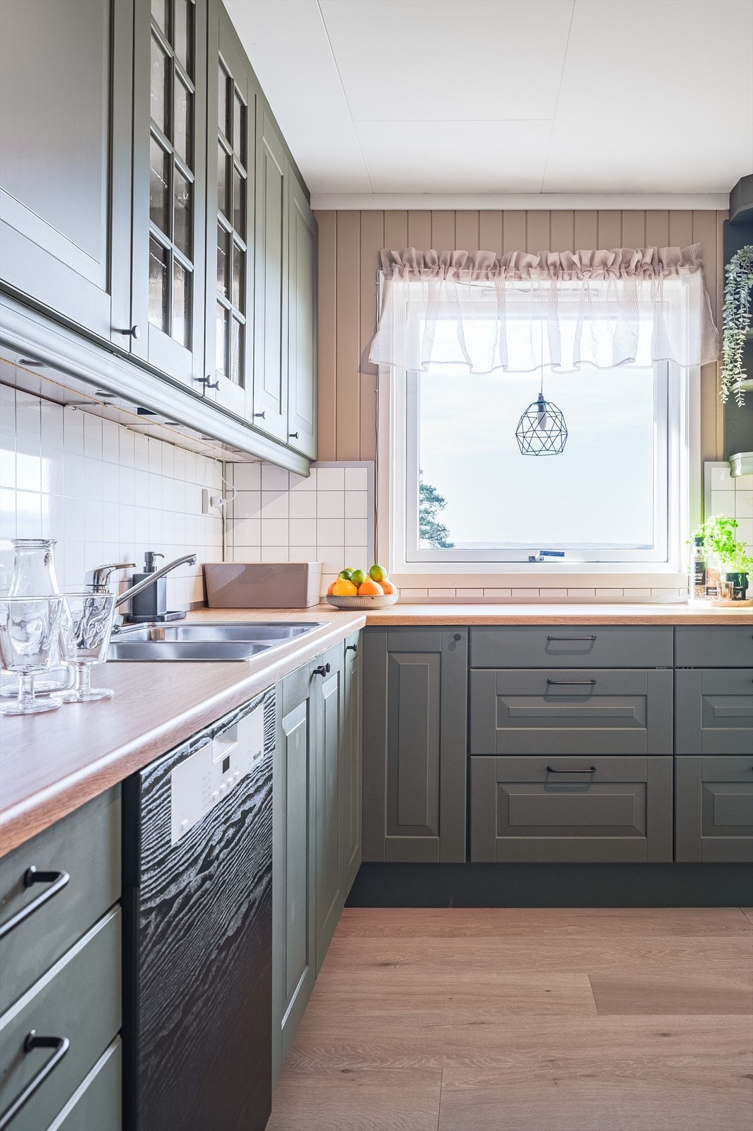 Mye benkeplass Galleribilde