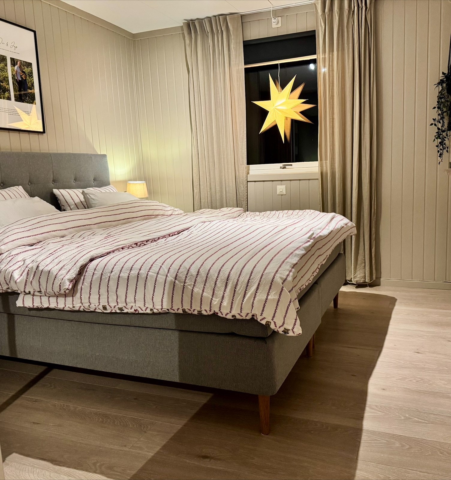 Soverom 1 hvor det er god plass til nattbord og dobbelseng Galleribilde