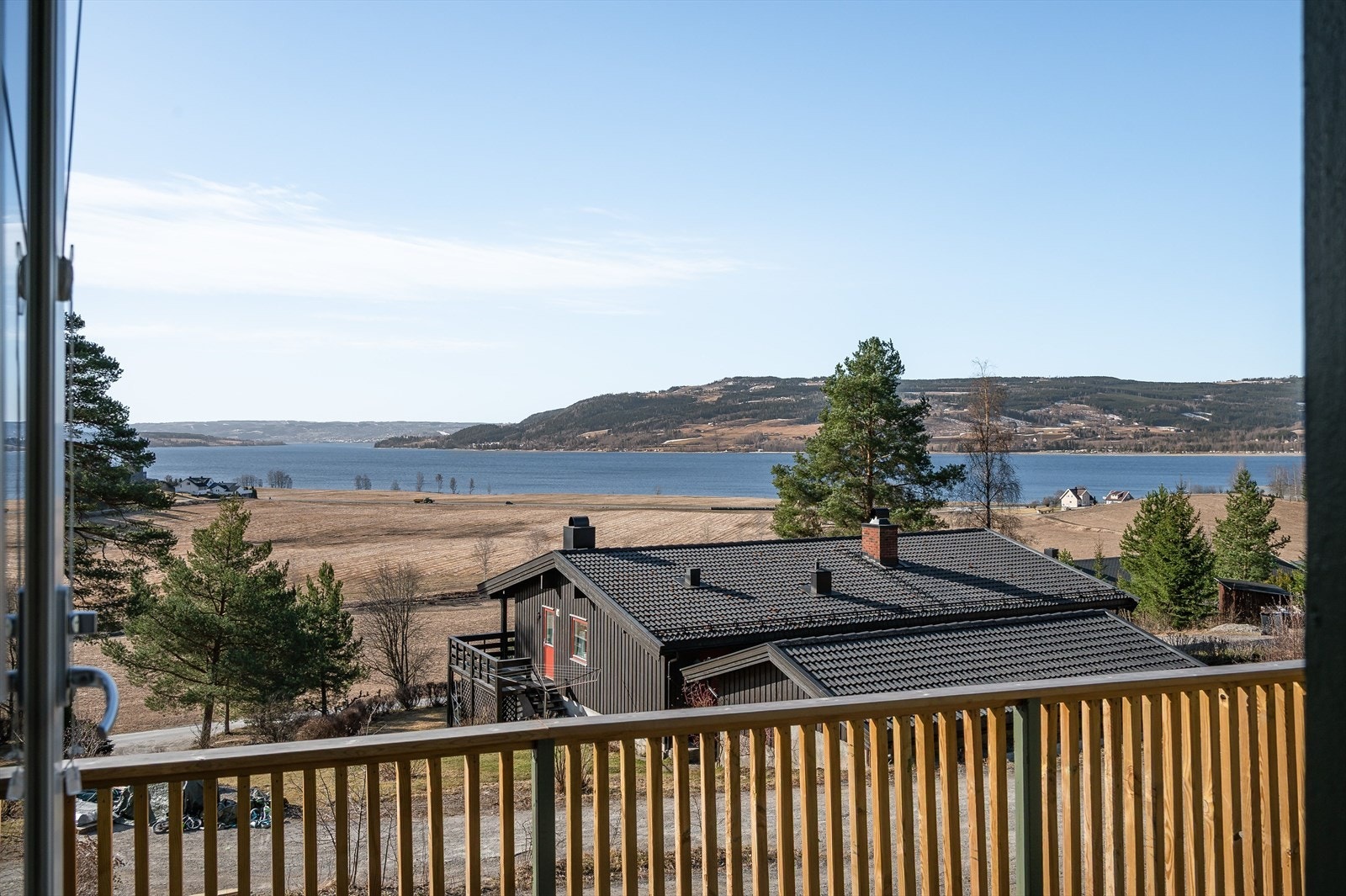 Fin utsikt utover Mjøsa fra terrassen Galleribilde