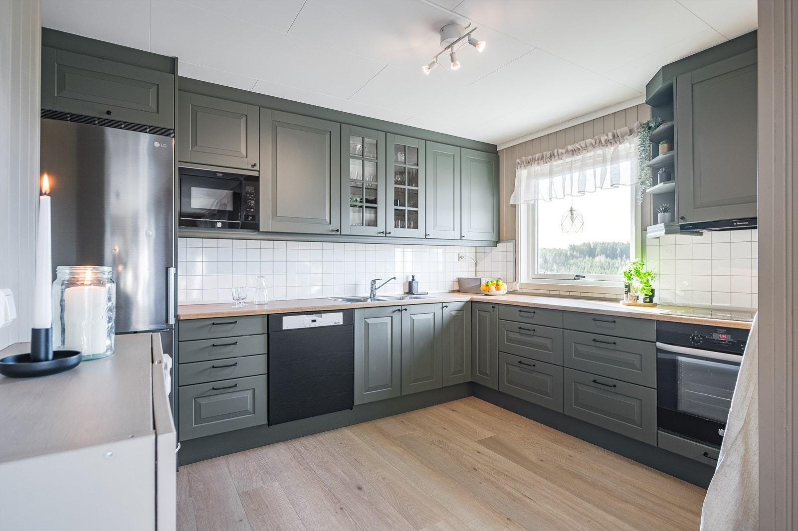 Kjøkkenet med profilerte fronter. Galleribilde