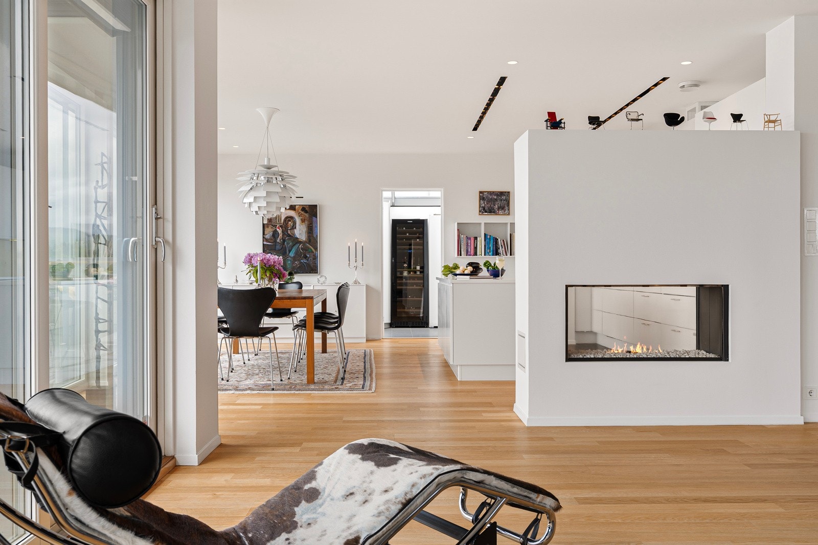 En elegant gasspeis markerer overgangen mellom stue og kjøkken. Galleribilde