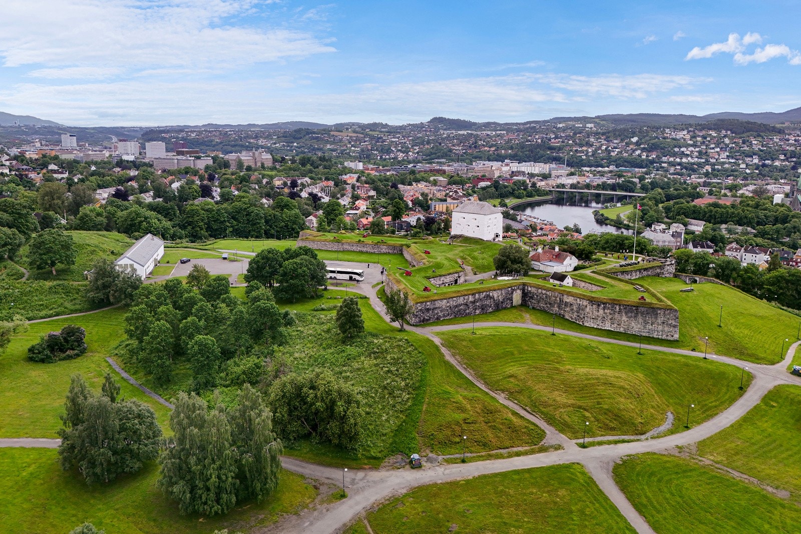 De store grøntområdene i nærområdet innbyr til både turgåing, soling, grilling og ballspill. Galleribilde