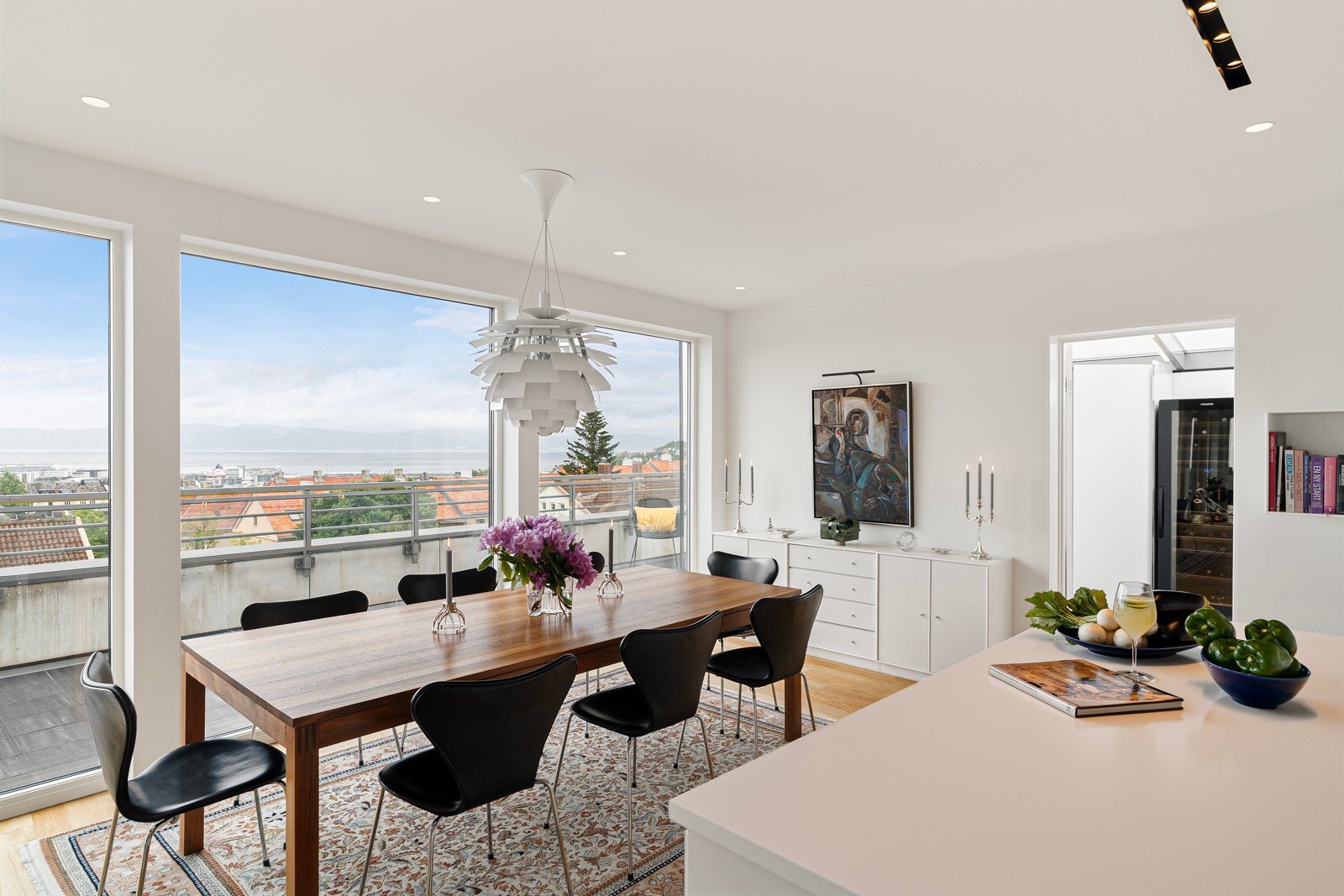 Åpen løsning med god plass til spisebord gjør det enkelt å kombinere matlaging og samvær. Galleribilde