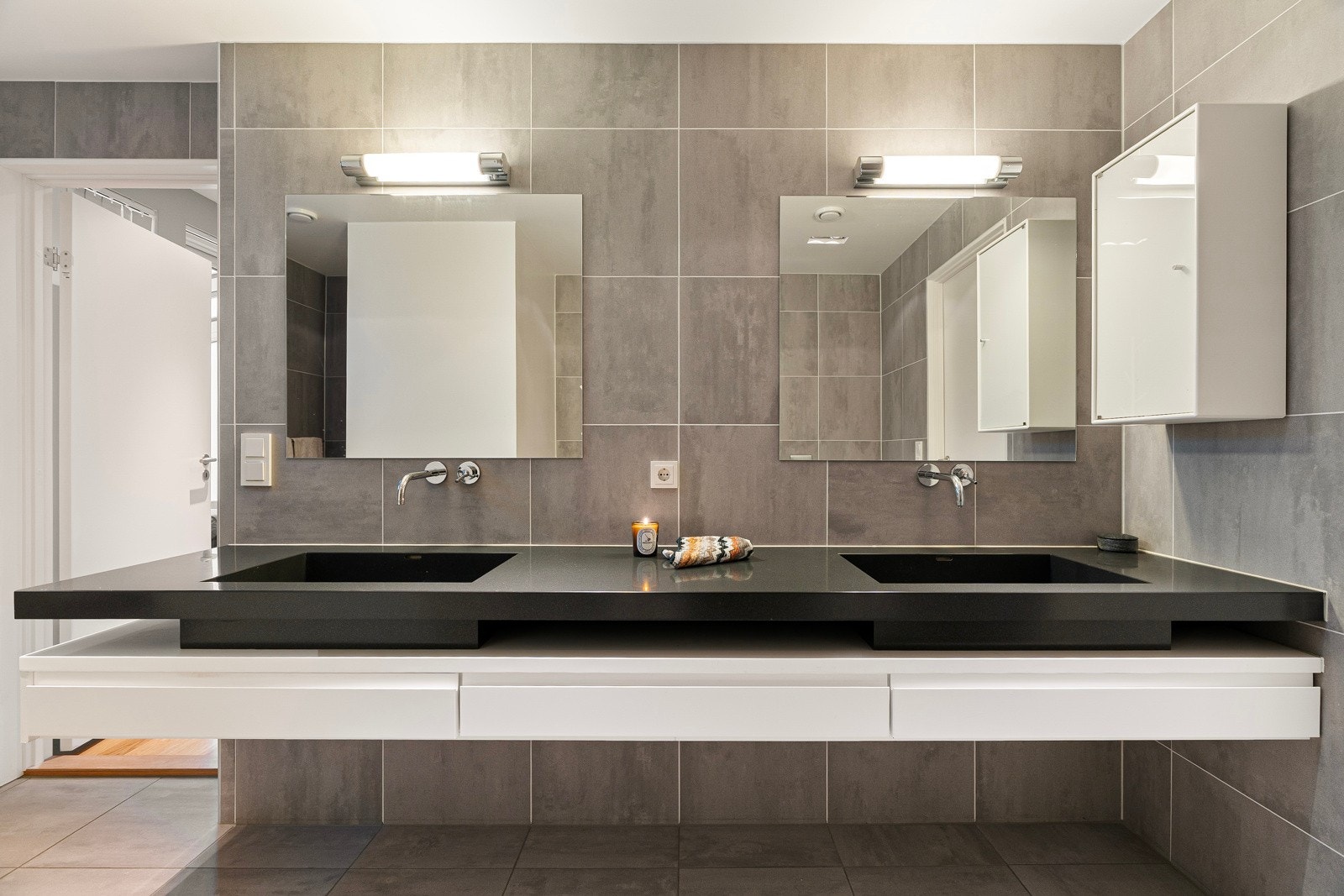 Moderne baderomsinnredning med dobbelservant, dusjnisje, bidé og vegghengt toalett. Galleribilde