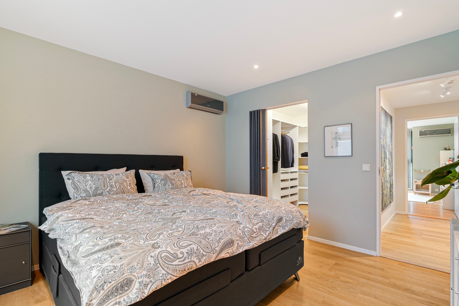 Hovedsoverom på romslige 20 kvm med eget walk- in closet, en-suite bad og treningsrom. Galleribilde