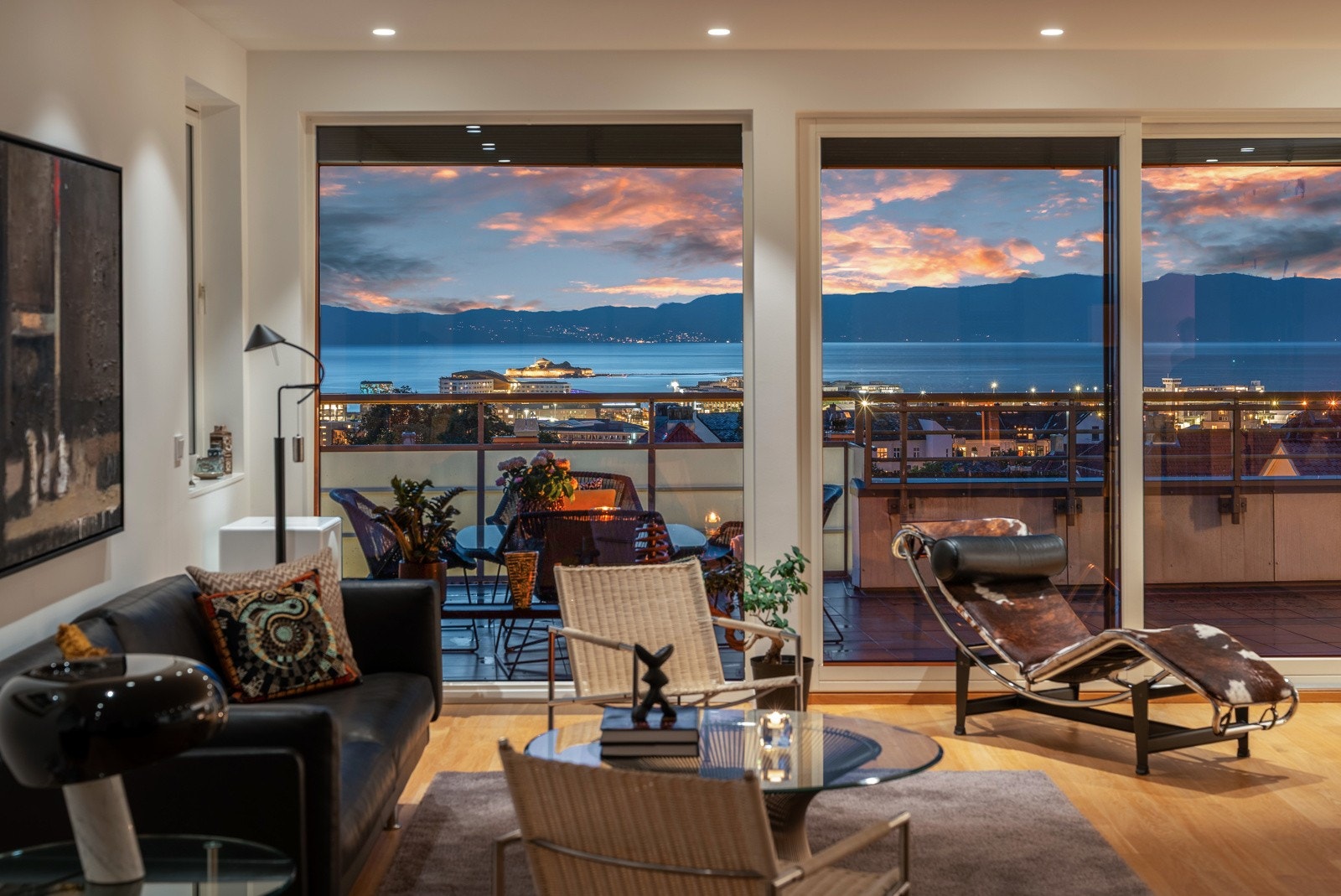 Leiligheten byr på en lun og innbydende stemning, uansett tid på døgnet. Galleribilde