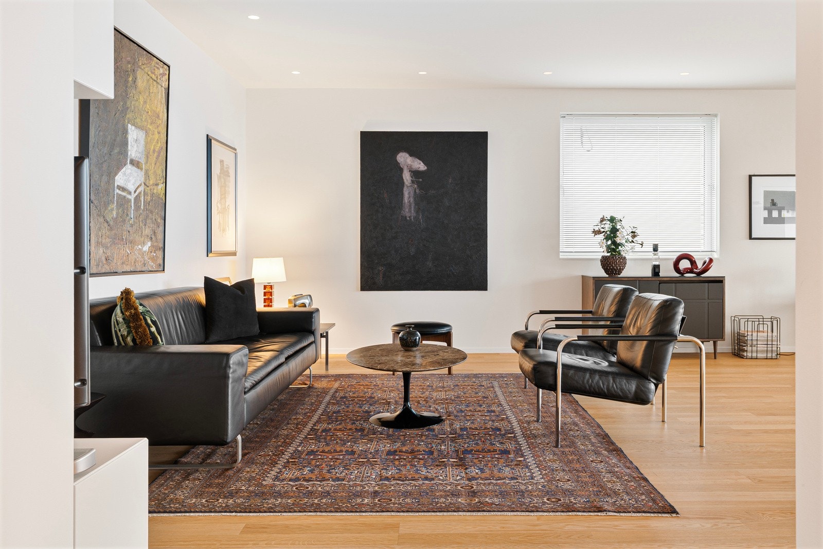 Stuen har fleksible møbleringsmulighete og en særdeles god takhøyde. Galleribilde