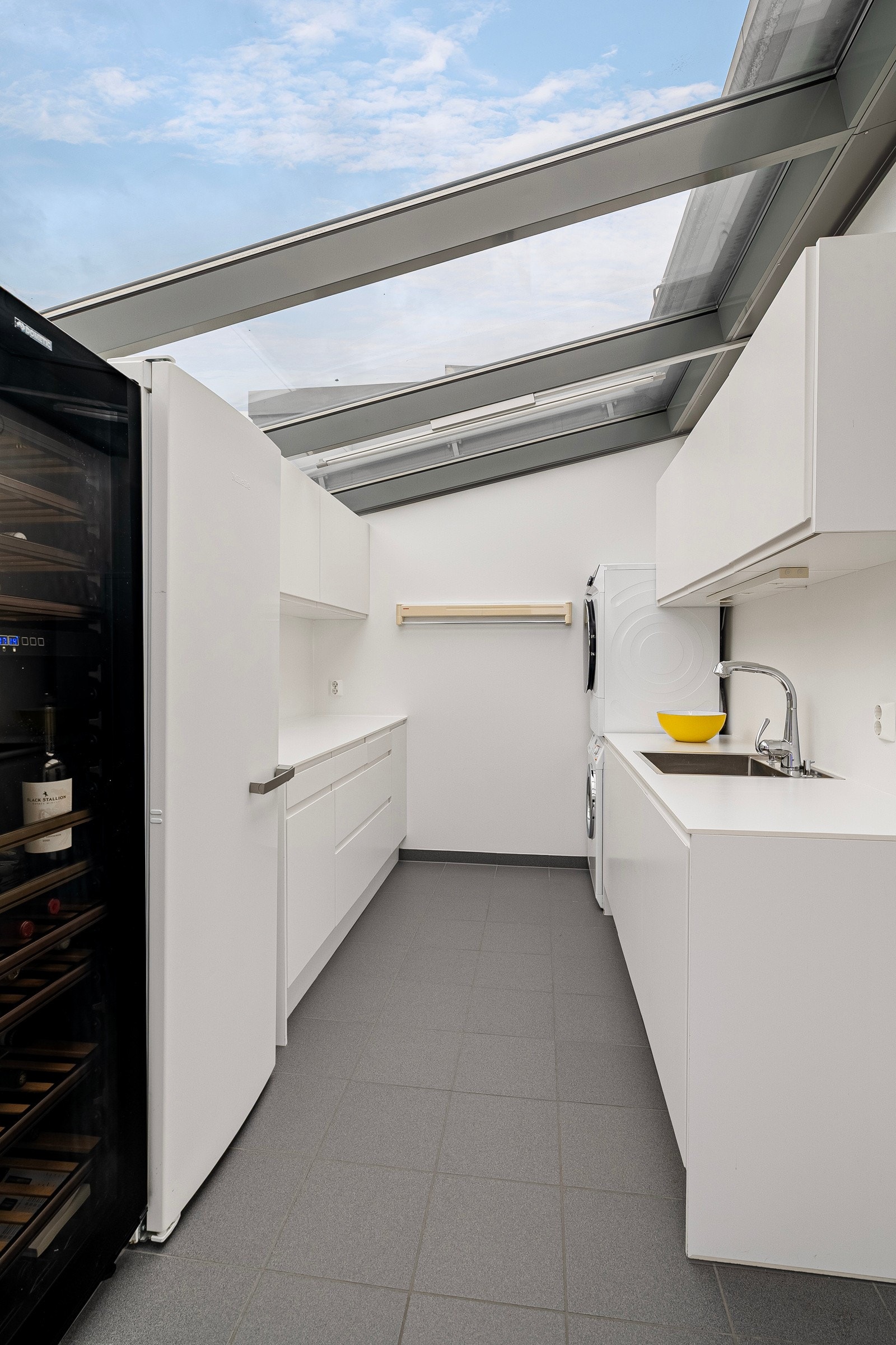 Moderne grovkjøkken på 10,5 kvm med egen utgang til terrassens grillområde og herlig lysinnfall fra stilige takvinduer. Galleribilde