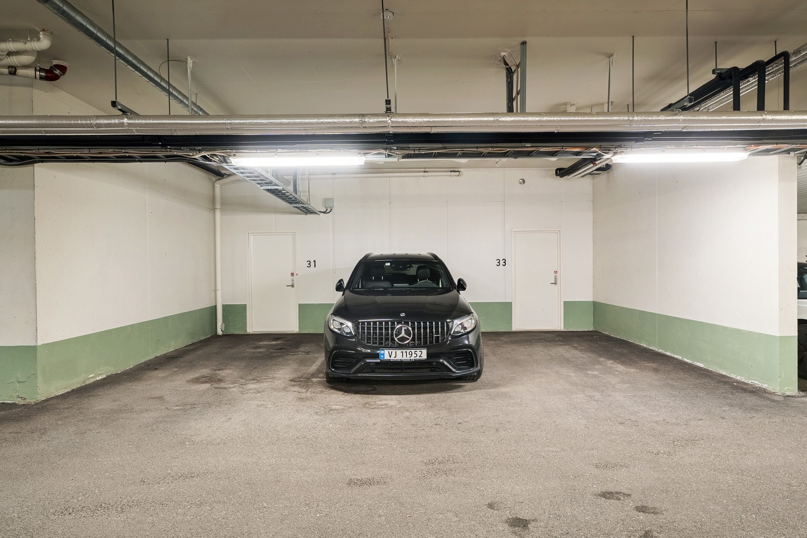 Heisen fører direkte ned til en felles oppvarmet p-kjeller. Det medfølger 3 parkeringsplasser, samt en privat bod på 19 kvm. Galleribilde