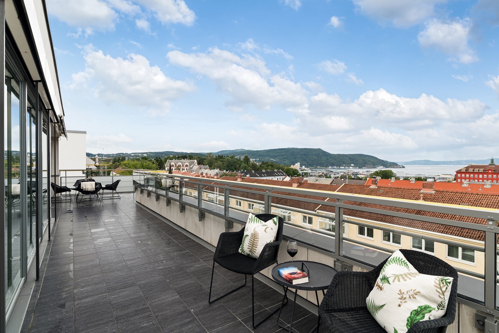 Leiligheten fra 2009 har en unik beliggenhet i 4. etasje og kombinerer floor-to-ceiling vinduer, flott utsikt og eksklusive detaljer for en luksuriøs bokvalitet. Galleribilde