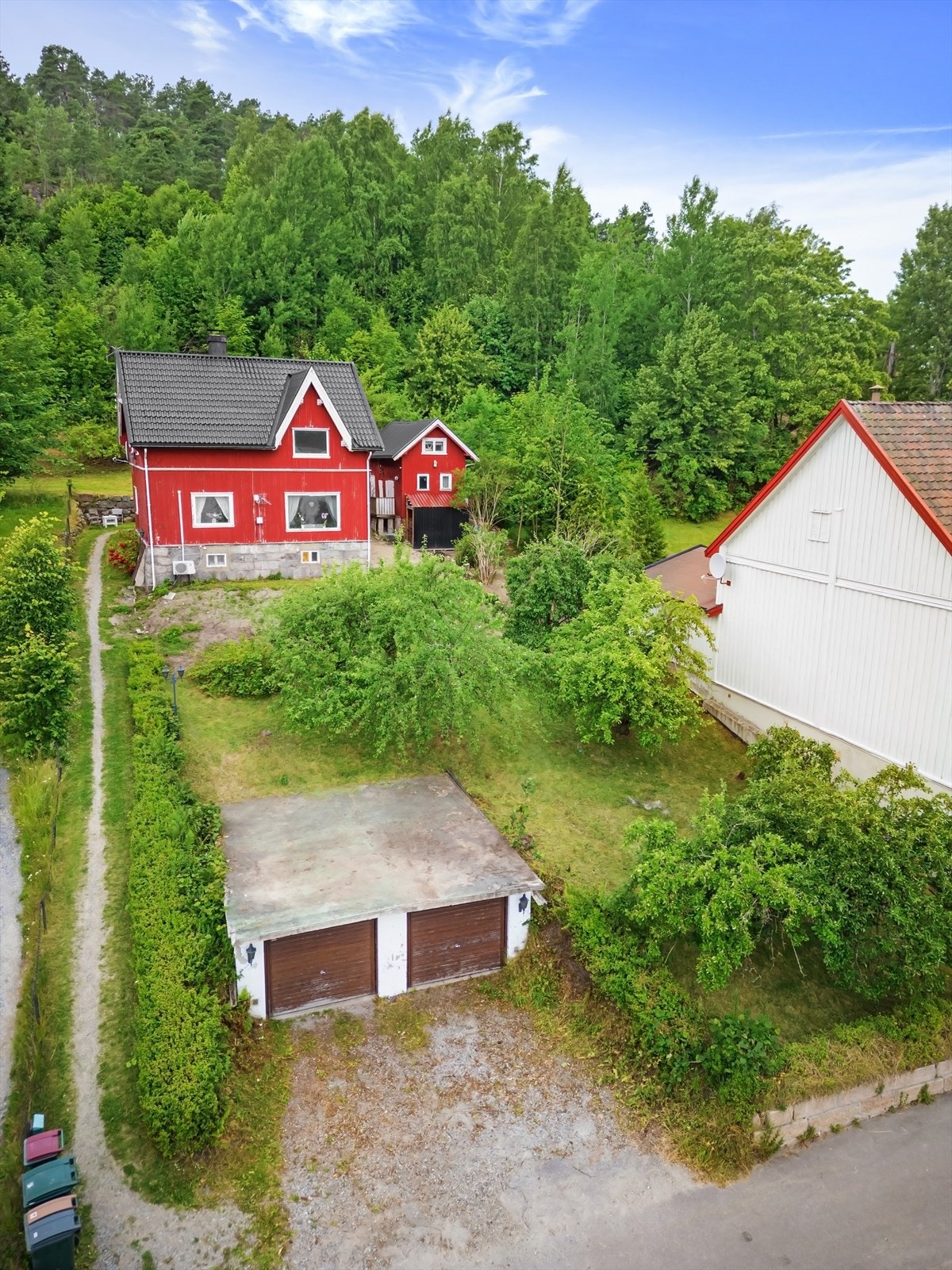 Eldre dobbelgarasje på ca. 37 kvm og parkering foran garasjen Galleribilde