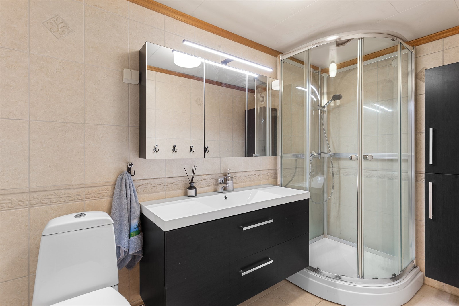 Badet er fra 2008 med nyere baderomsinnredning Galleribilde