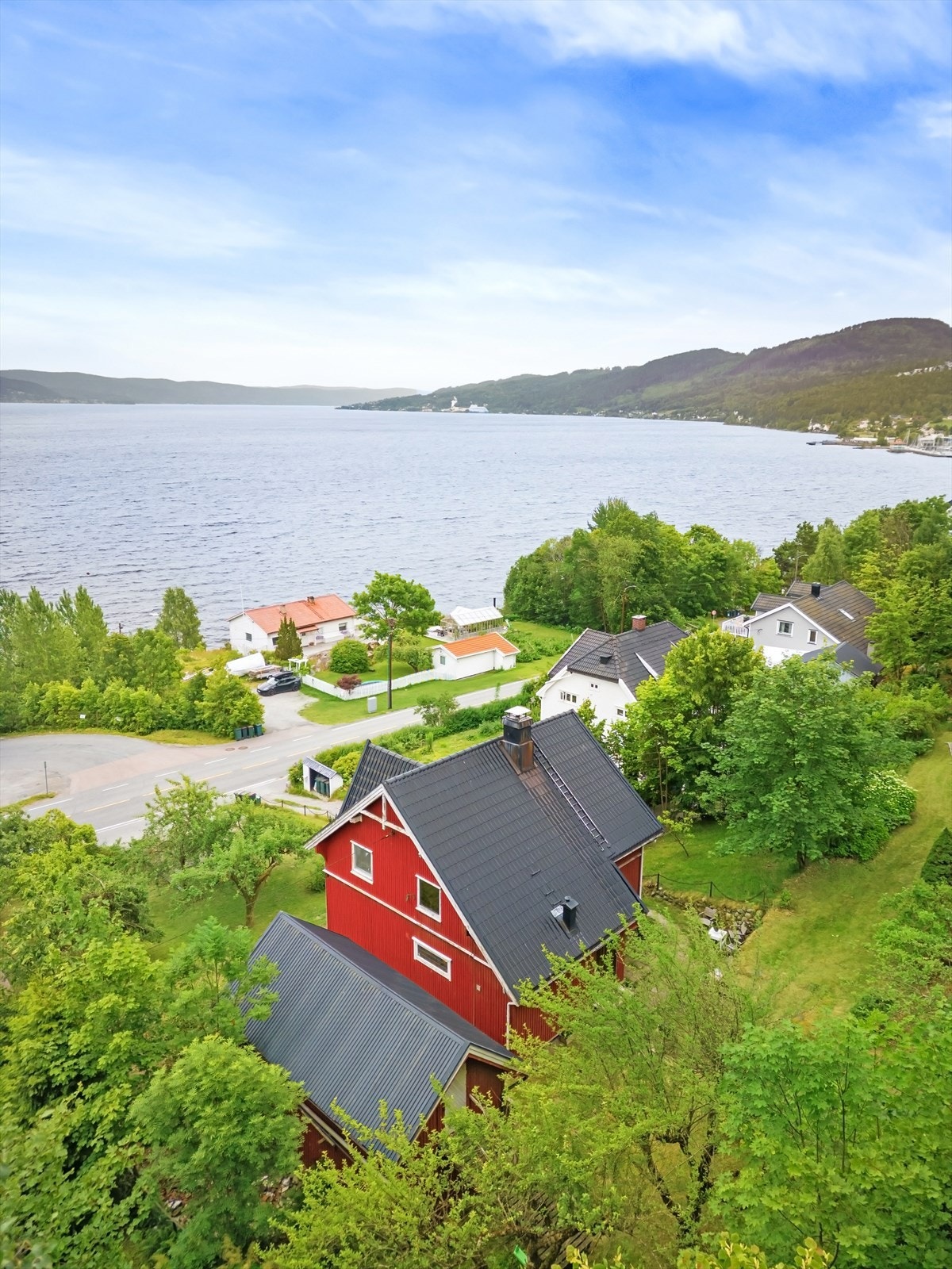 Ca. 1,1 km til barneskole og 300-900 m til flere barnehager Galleribilde
