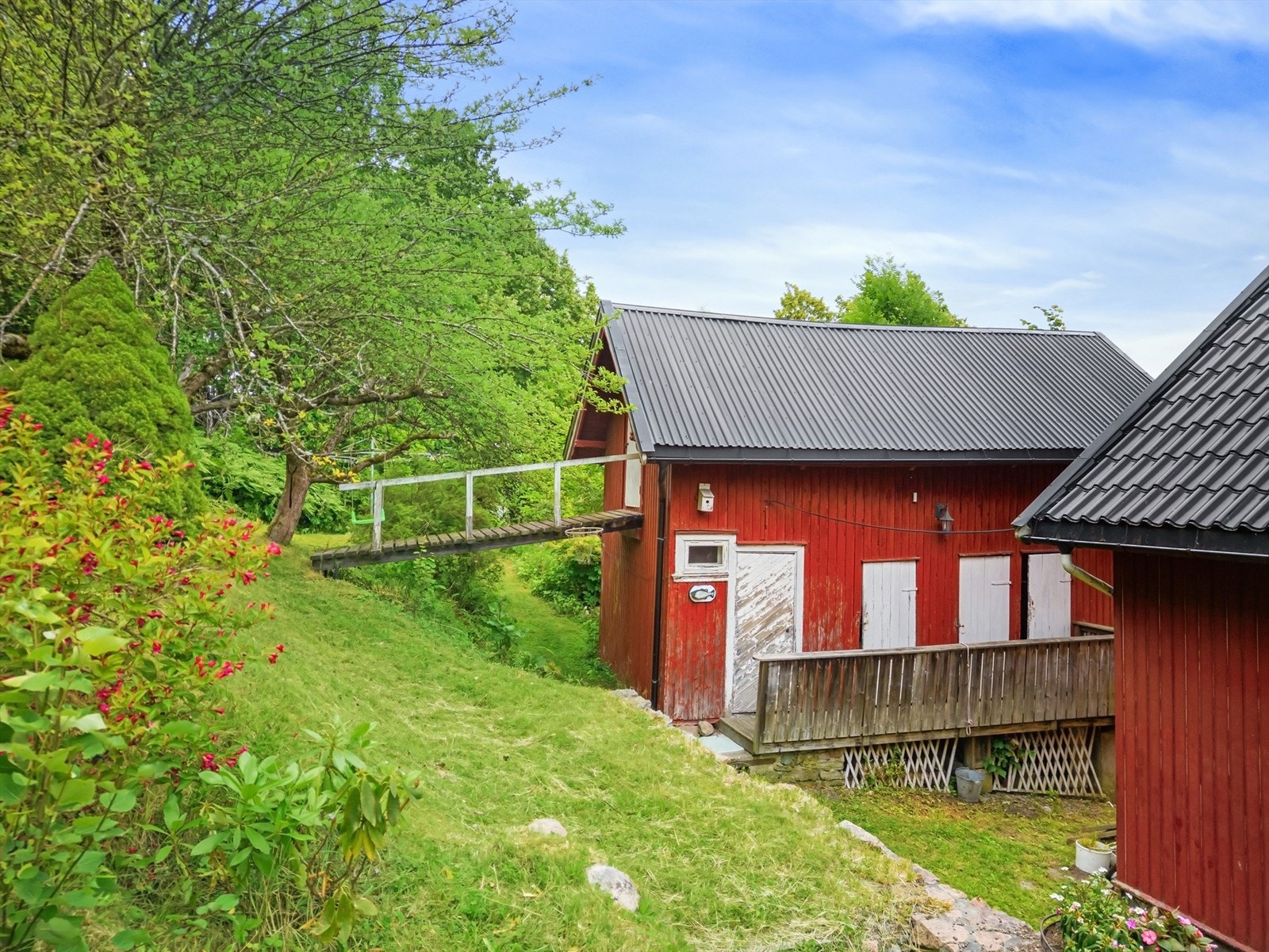 Uthus på 32 kvm (fordelt på 2 etasjer) og uthus på 11 kvm Galleribilde