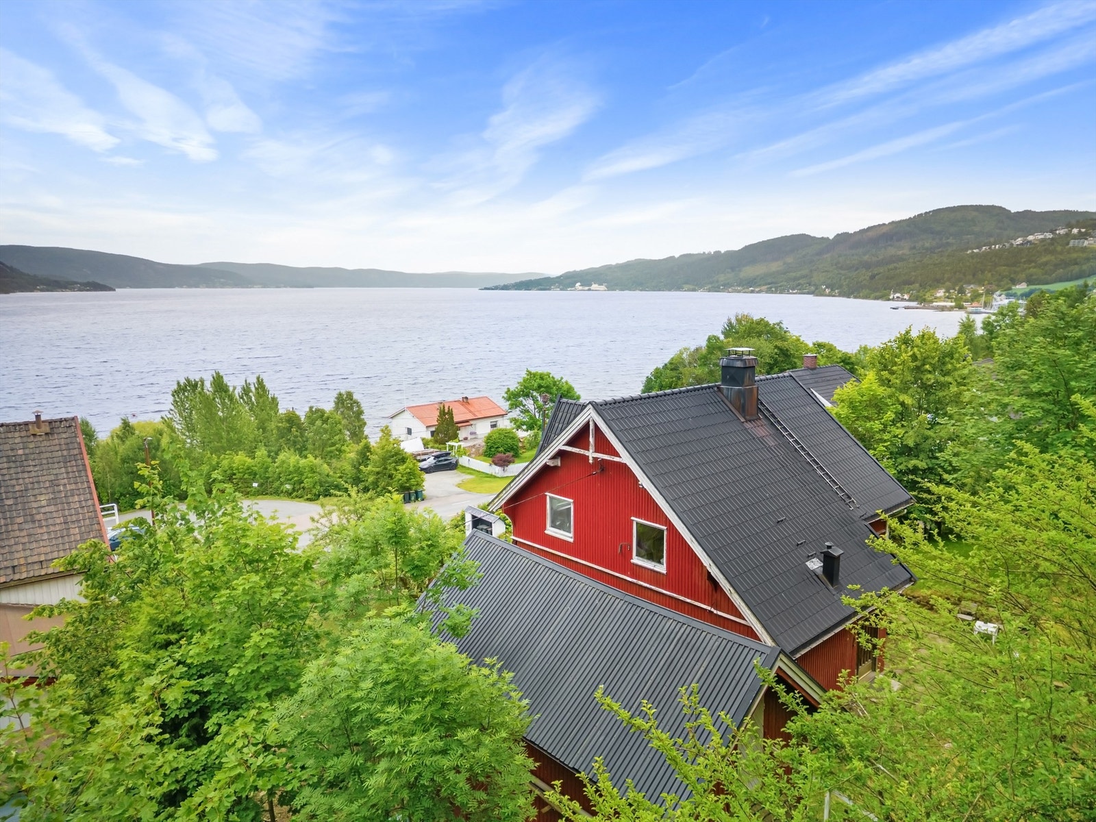 Eiendommen har en fin beliggenhet med flott fjordutsikt. Foto: Ole Thorgeir Solheim Thoresen Galleribilde