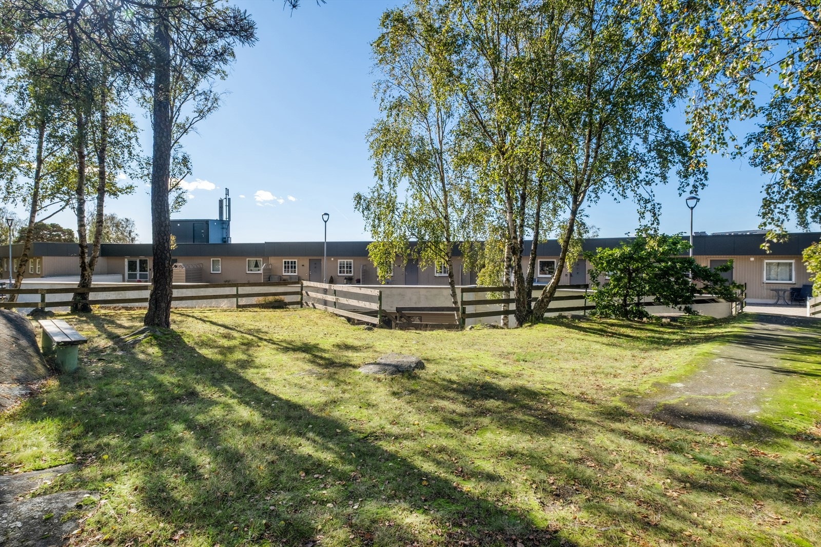 Herfra går man rett ut i kulåsparken Galleribilde