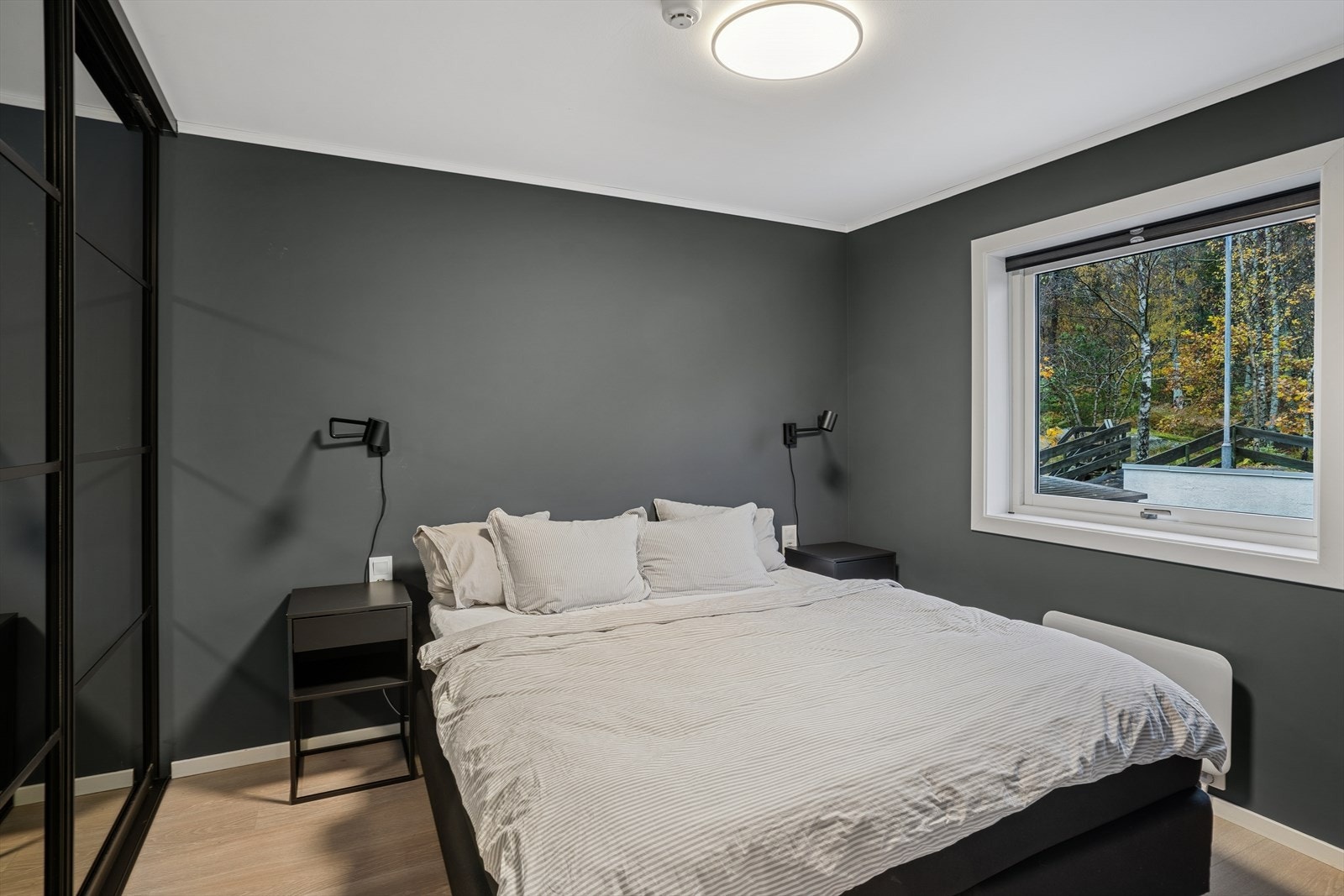 Soverom 1 med garderobeskap Galleribilde