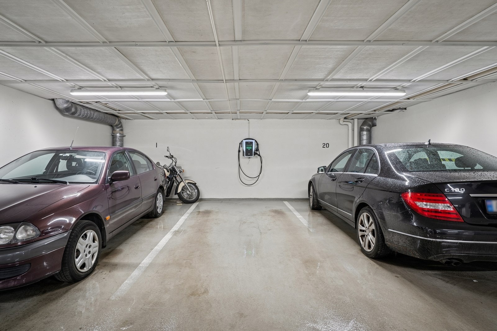 Parkeringsplass med elbil-lader Galleribilde