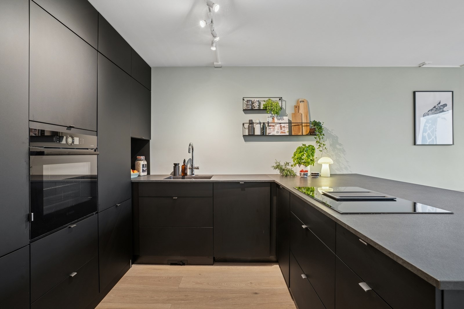 Lekkert kjøkken med integrerte hvitevarer Galleribilde