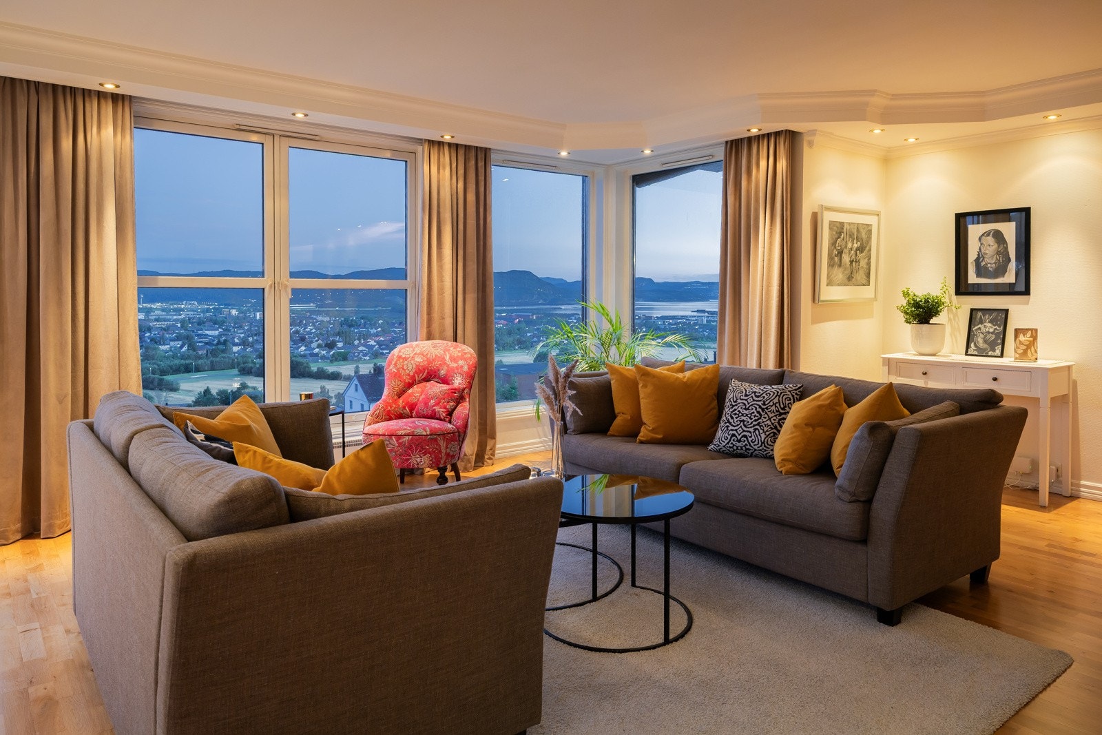 PrivatMegleren v/Torstein Nordby har gleden av å presentere en stor toppleilighet med fantastisk utsikt utover byen og fjorden. Galleribilde