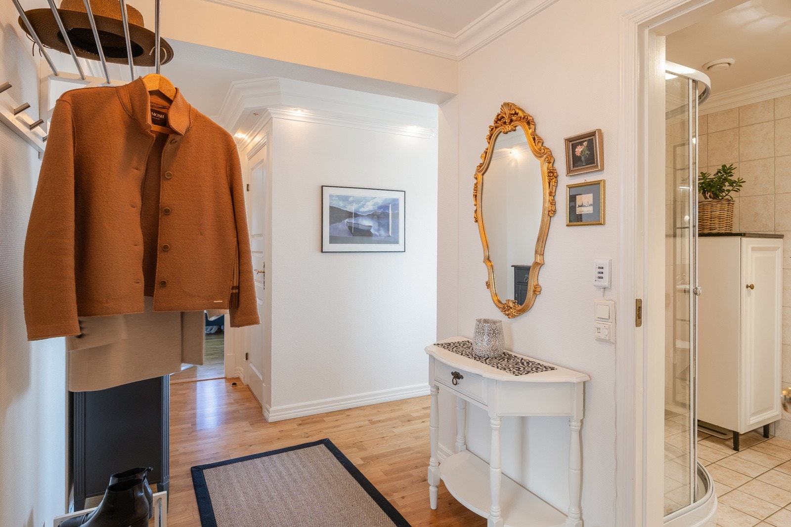 Videre i gangen ligger leilighetens bad. Galleribilde