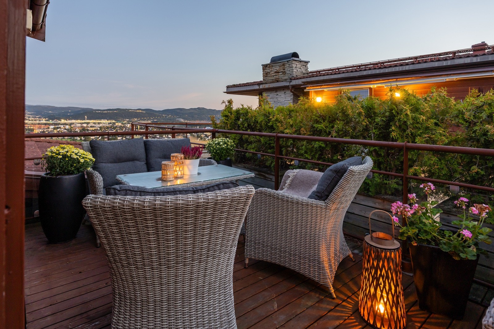 Leiligheten har flere uteplasser med både veranda mot øst, takterrasse mot vest og fransk balkong mot sør. Galleribilde