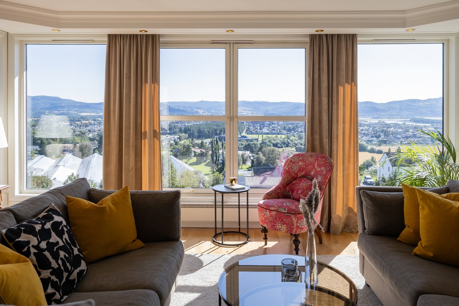 Det er flott gjennomlys og en nydelig utsikt utover byen og fjorden. Galleribilde