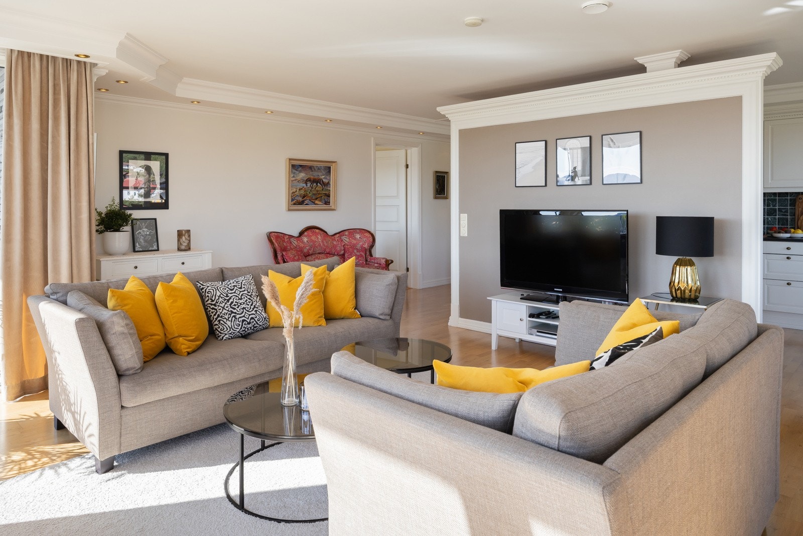 Ny vedovn som har god plasering for optimal varmespredning. Utgang til terrasse fra spisestuen. Galleribilde