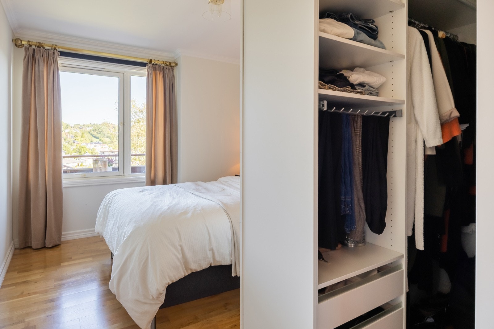 Walk-in closet i tilknytning hovedsoverom. Galleribilde