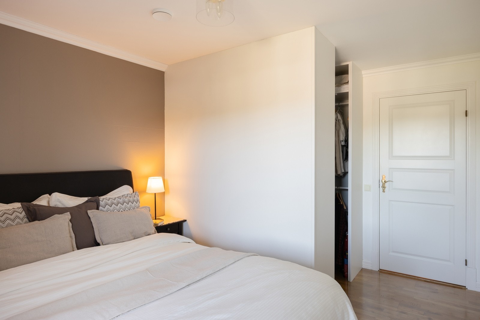 Delikate farger på veggene og smart adskilt garderoberom. Galleribilde